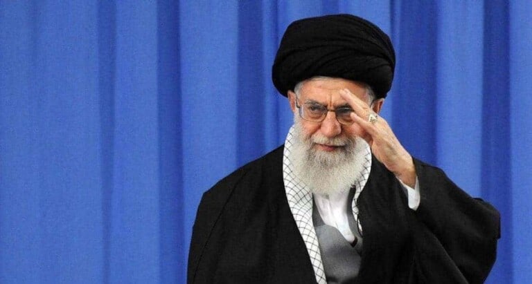Ayatollah Cali Khomeyni: “Dharbaaxo ayaa ku dhacday Mareykanka, laakiin Aargoosiga Gen. Suleymani waa  weli…”