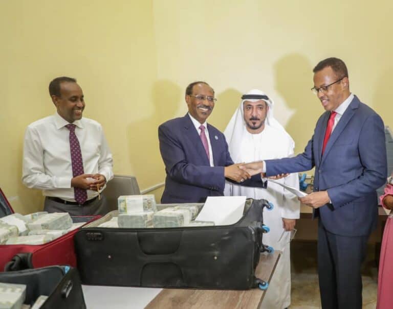 Imaaraadka Carabta oo Lacag ku dhow 10 Milyan Kaash ah ku wareejisay dowladda Somaliya