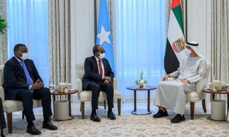 Hoggaamiyaha Imaaraadka Carabta oo ballanqaad u sameeyay Madaxweyne Xasan Sheekh