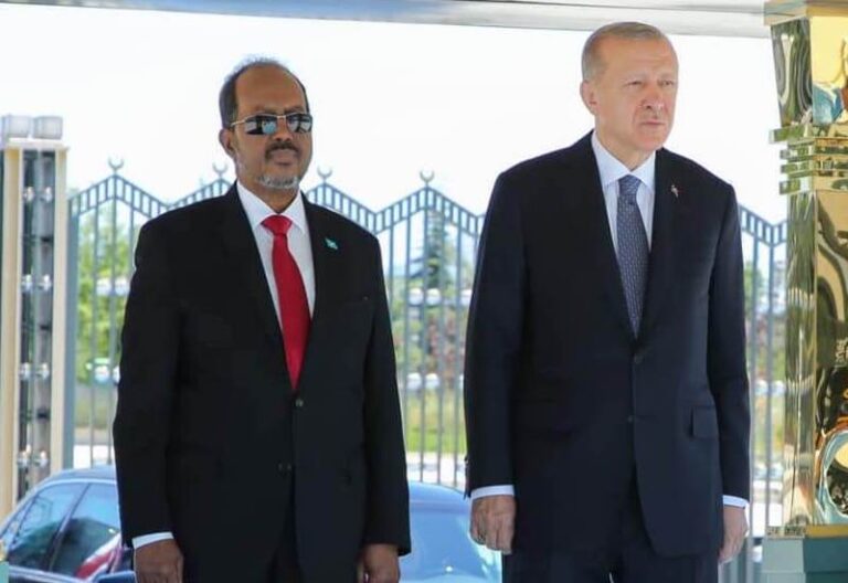 Madaxweyn Turkiga oo si heer Sare ah u soo dhoweeyey Madaxweyne Xasan Sheekh (Sawirro+ Video)