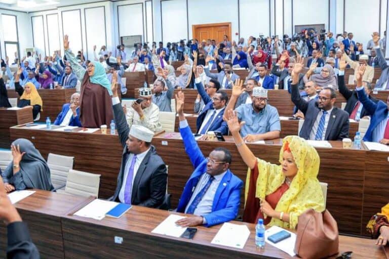 Xildhibaannada Labada Aqal oo Ansixiyay Guddiga Doorashada Qaran iyo Buuq hareeyay
